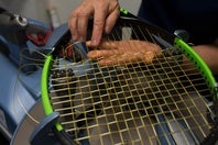 ストリングの形状は打球感だけでなく耐久性にも関係する。角や表面の違いが摩耗にどう影響するのか（※写真はイメージ）。（C）Getty Images