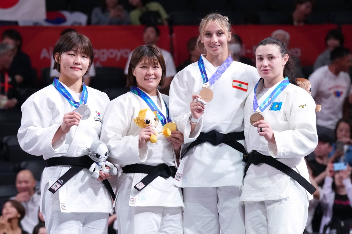 女子78キロ級の表彰式。銅メダルのシャイエブ（右から２人目）の身長は他の３選手と比べると頭一つ抜けている。 (C)Getty Images