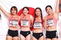 女子4×100mリレーで銅メダルを獲得した日本。写真：梅月智史（THE DIGEST写真部）