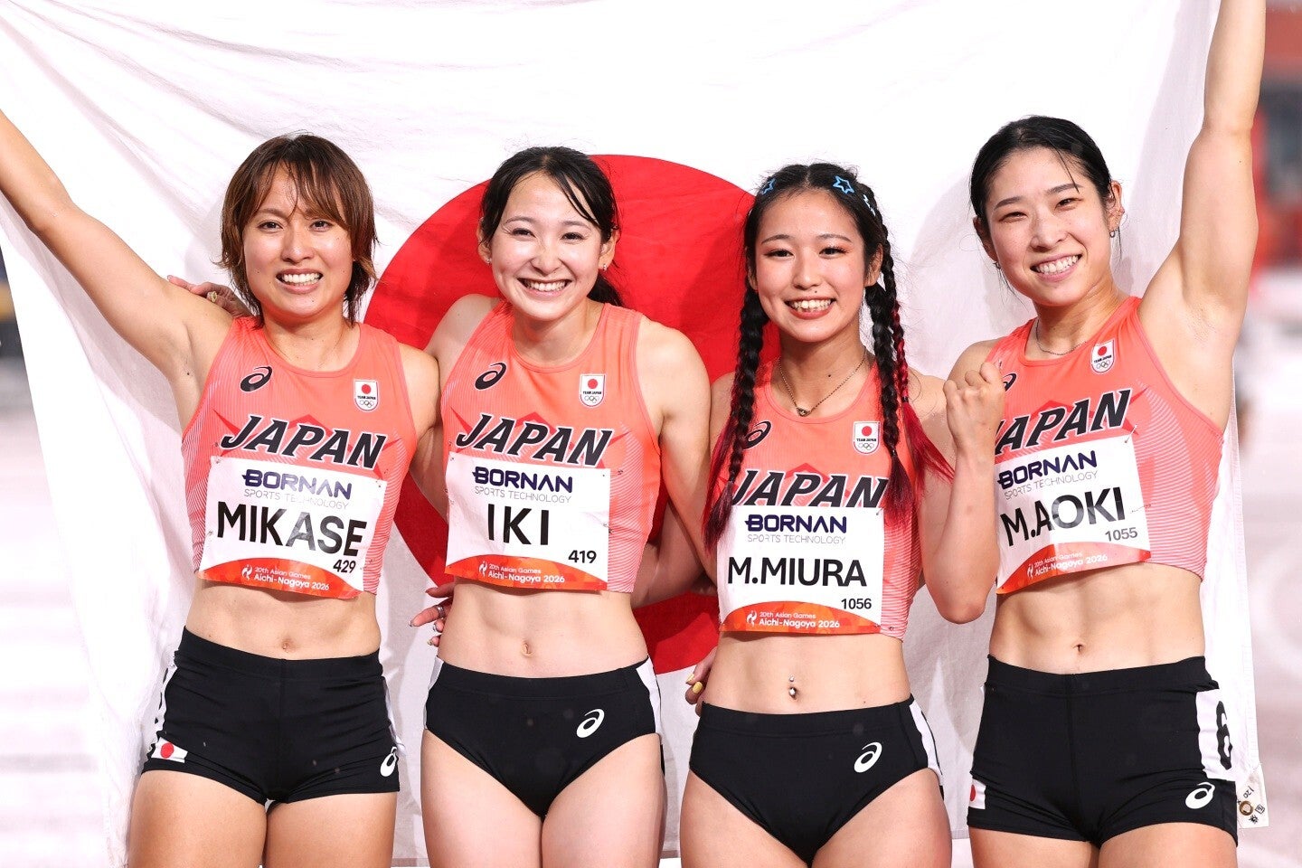 女子4×100mリレーで銅メダルを獲得した日本。写真：梅月智史（THE DIGEST写真部）