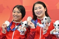 リレーでメダルを獲得した鈴木聡美（左）と池江璃花子（右）。(C)Getty Images