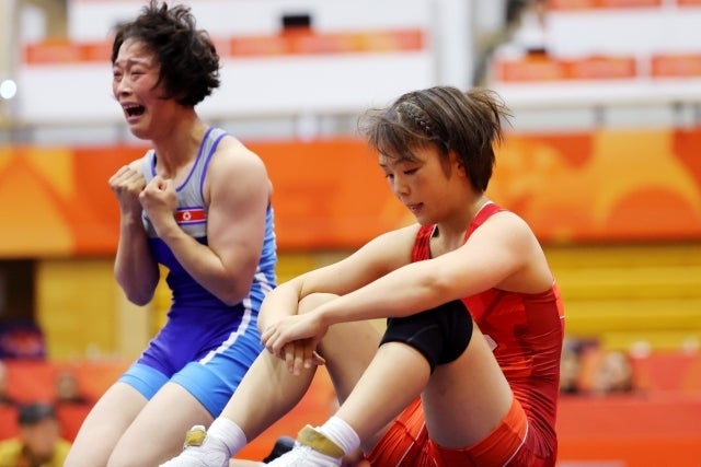 女子57キロ級で前回大会に続く優勝はならなかった藤波（右）。写真：西村尚己/アフロスポーツ