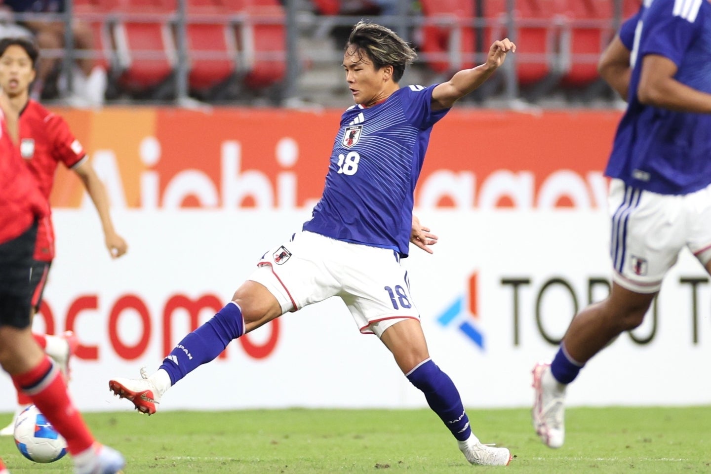 インサイドハーフで先発したMF嶋本が、FWンワディケの負傷交代後に前線に入った。写真：永島裕基