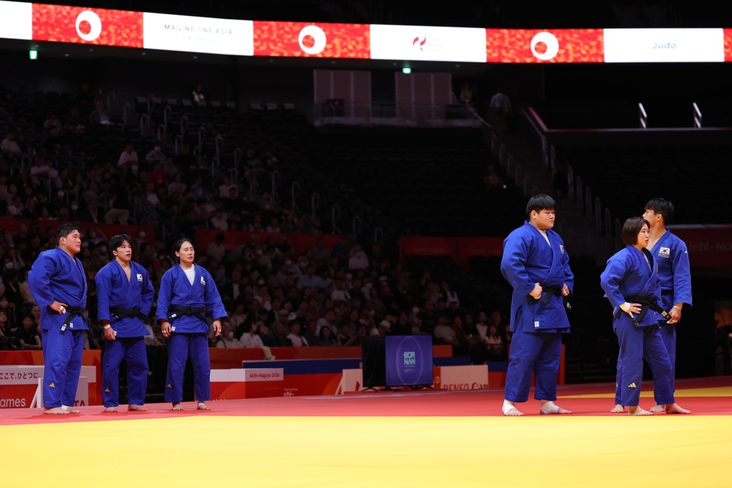韓国は試合後、判定に納得がいかず畳に居座った。写真：梅月智史（THE DIGEST写真部）