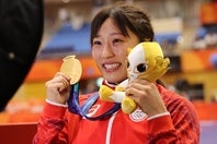 女子50㎏級で優勝した須﨑優衣ら、７選手がアジアを制した。写真：梅月智史（THE DIGEST写真部）