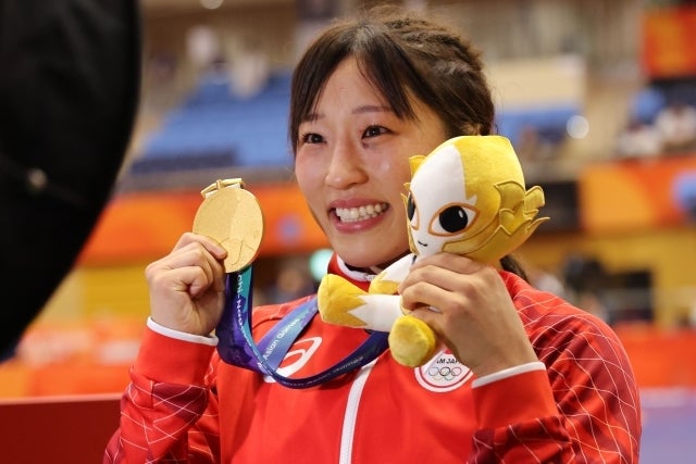 女子50㎏級で優勝した須﨑優衣ら、７選手がアジアを制した。写真：梅月智史（THE DIGEST写真部）