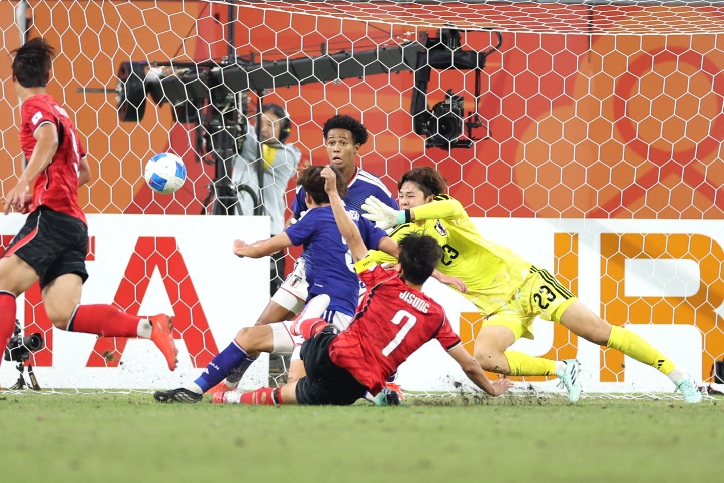 61分、韓国のFWオム・チソンにゴールを決められ、U-21日本代表がU-23韓国代表に敗れて銀メダルに終わった。写真：永島裕基