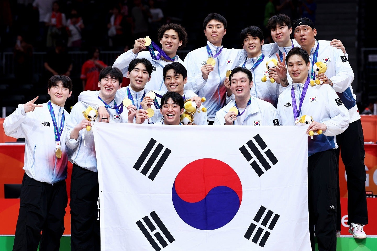 決勝戦で日本代表を下し金メダルを獲得した男子バスケットボール韓国代表。 (C)Getty Images