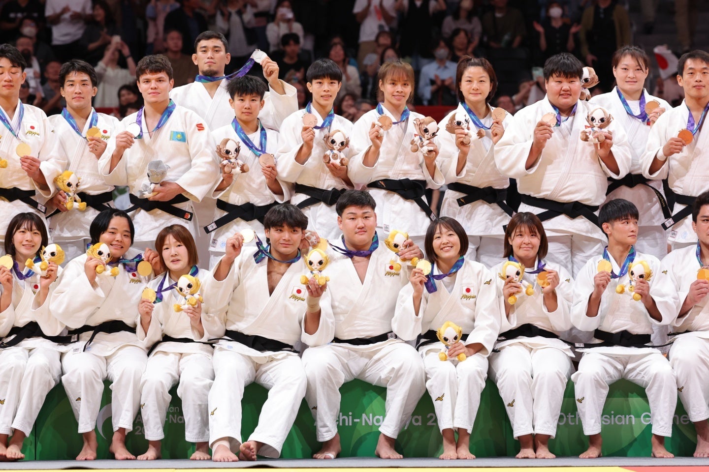 表彰式でメダルを見せる日本選手と中国選手。写真：梅月智史（THE DIGEST写真部）
