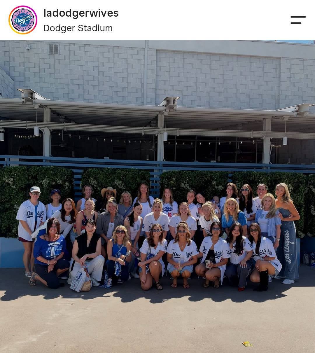 最前列の左から２番目に大谷の妻・真美子さんがいた。画像はドジャース奥様会のインスタグラムのスクリーンショット。