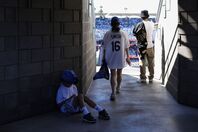 あまりの暑さに日陰から観戦するファンもいたようだ。(C)Getty Images
