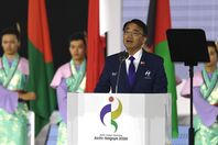 閉会式で挨拶をする大村愛知県知事。(C) Getty Imaegs