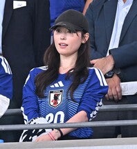 NZ戦をスタンドで観戦する女優の福原遥さん。写真：金子拓弥（THE DIGEST写真部）