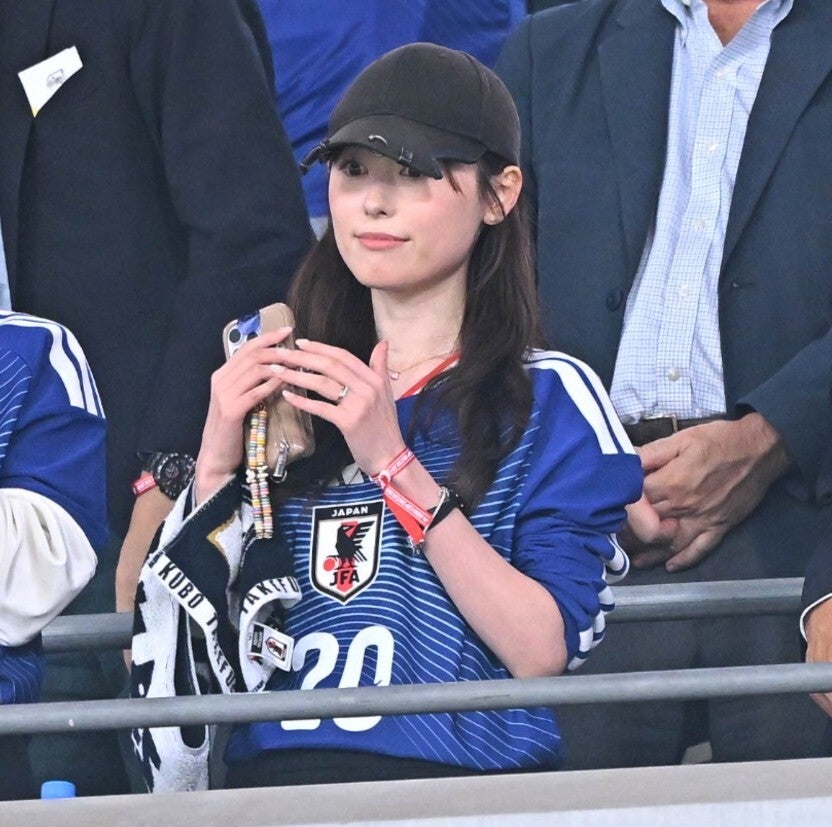 NZ戦をスタンドで観戦する女優の福原遥さん。左手の薬指には指輪がキラリと光った。写真：金子拓弥（THE DIGEST写真部）