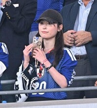 NZ戦をスタンドで観戦する女優の福原遥さん。写真：金子拓弥（THE DIGEST写真部）