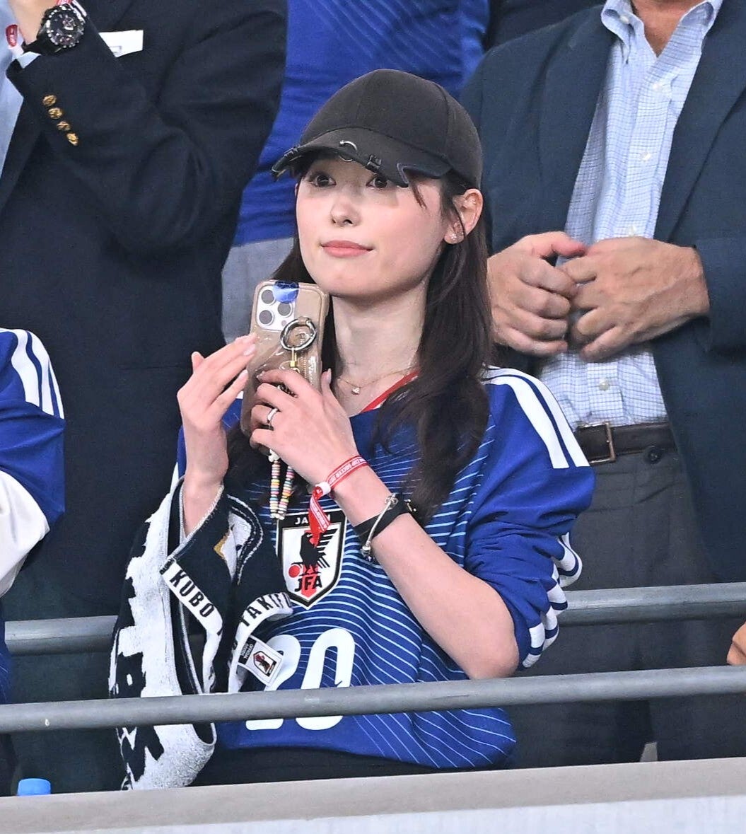 NZ戦をスタンドで観戦する女優の福原遥さん。写真：金子拓弥（THE DIGEST写真部）