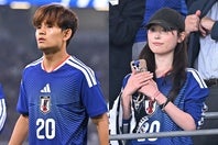 NZ戦で先発出場した久保建英（左）。現地観戦した福原遥（右）さんと夫婦共演が話題を集めている。写真：金子拓弥（THE DIGEST写真部）