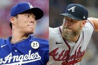 ８月末以来の再戦となる山本（左）とセール（右）。投手戦を予想する声がジーター氏から挙がった。(C)Getty Images