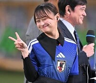 カメラにウインクしてピースする影山優佳さん。写真：金子拓弥（THE DIGEST写真部）
