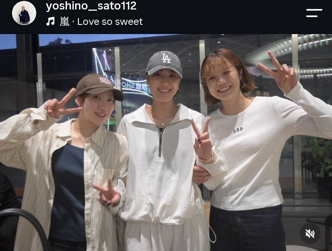 児玉（左）、廣田（右）のお見送りを受けた佐藤（中央）。写真：本人の公式インスタグラム（@yoshino_sato112）より