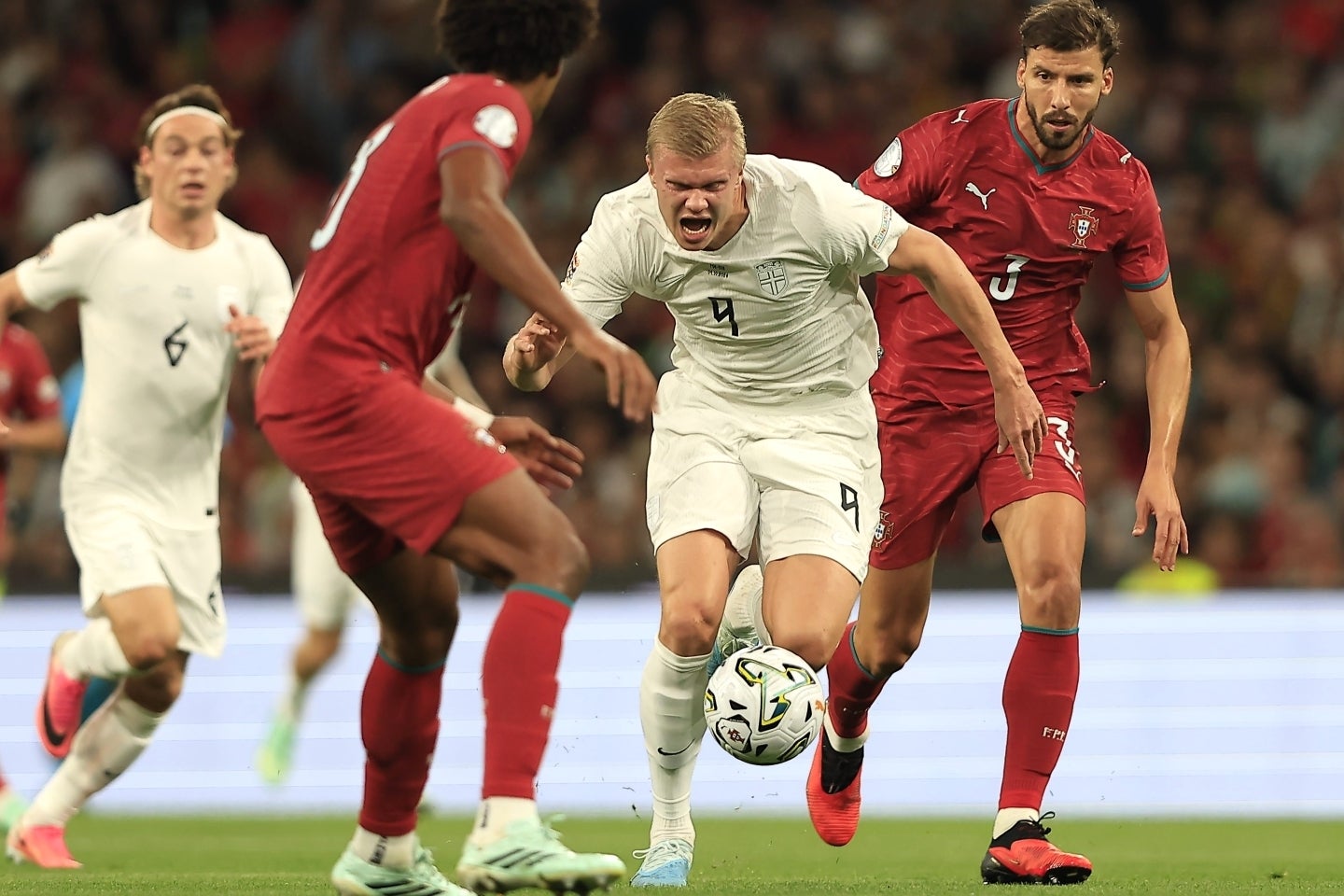 ノルウェー代表FWハーランドが、10月５日に行なわれたポルトガル戦で負傷交代した。(C)Getty Images
