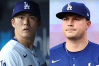 山本に対してサイ・ヤング賞２度受賞の同僚スクーバル（右）が敬意を払った。(C)Getty Images