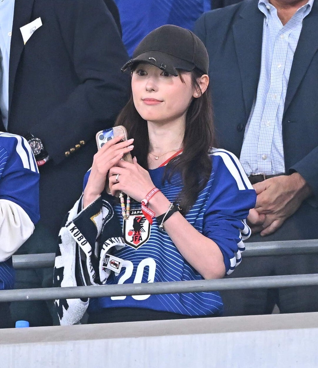 NZ戦をスタンドで観戦する女優の福原遥さん。写真：金子拓弥（THE DIGEST写真部）