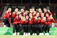 金メダルを獲得した７人制女子ラグビー日本代表。(C)AINAGOC