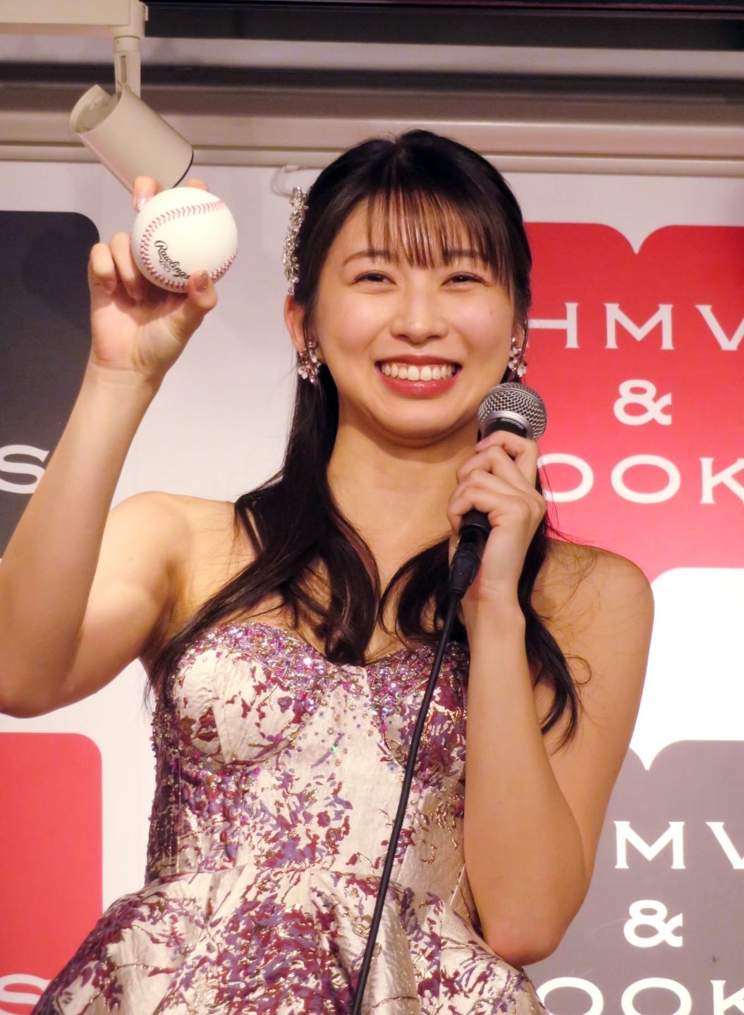 日ハムの大ファンとして知られるタレントの牧野真莉愛さんがエスコンフィールドでの最終戦を観戦していた。写真：産経新聞社