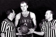 ホークス一筋で活躍し、1956年にはNBAの初代MVPに。今年93歳で生涯を閉じたペティットはどんな人物だったのか。(C)Getty Images