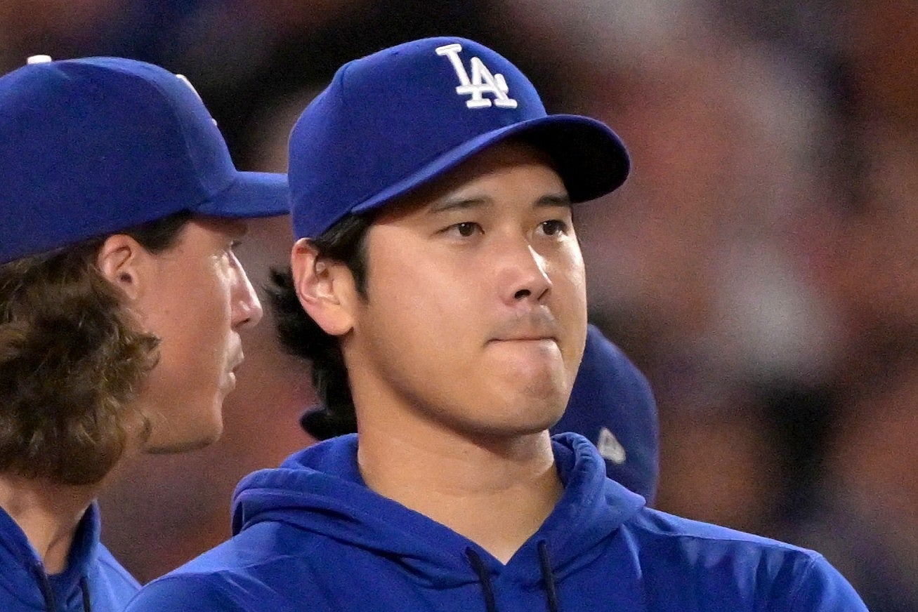 ブレーブスとの４戦で計13打数２安打４三振と苦しんだ大谷（中央）。(C)Getty Images