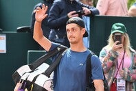 思うようなプレーができず、苛立ちから客席へラケットを投げつけたアトマネ。その危険な行為に対し、審判は何の処分も下さなかった。(C)Getty Images