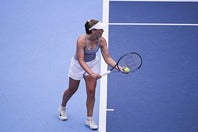 プレー中にボールが侵入してきた場合は「妨害」を理由にレットとなるが、それがセカンドサービスのモーション中だとどうなるのか...。(C)Getty Images