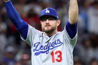 幽霊を歓迎したマンシー。(C)Getty Images