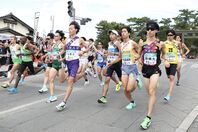 今年の出雲駅伝は午前スタート。早稲田大が16年ぶりの優勝を果たした。写真：産経新聞社