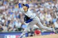 ブルワーズとのNLCS第２戦に先発したドジャースの山本。(C)Getty Images