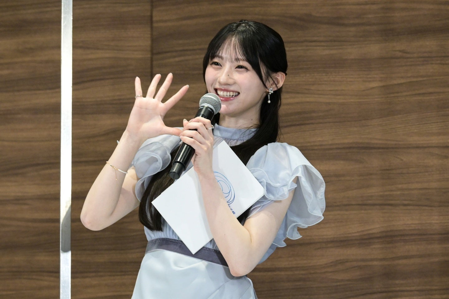 新シーズン記者会見に登壇した人気アイドルグループ「乃木坂46」の川﨑桜さん。写真：鈴木颯太朗