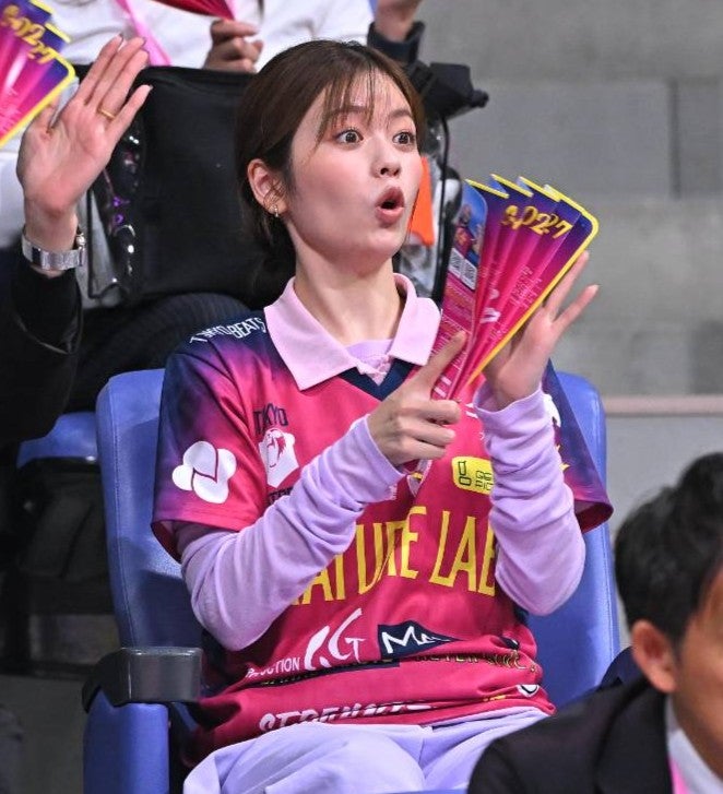 初のバレーボール観戦する女優の小芝風花さん。写真：金子拓弥（THE DIGEST写真部）