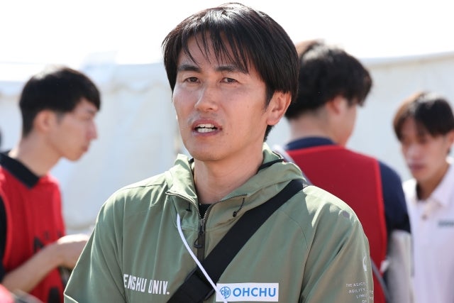 箱根駅伝予選会で４位に入った専修大の長谷川監督。写真：梅月智史（THE DIGEST写真部）