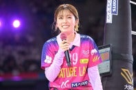SVリーグ開幕戦で始球式を務めた女優の小芝風花さん。写真：金子拓弥（THE DIGEST写真部）
