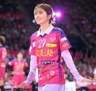 SVリーグ開幕戦で始球式を務めた女優の小芝風花さん。写真：金子拓弥（THE DIGEST写真部）