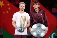 上海大会でズベレフらを破って決勝へ進出したダビドビッチフォキナ（左）。ホダル（右）との激闘を制してマスターズ初制覇を果たし、大会後には自己最高の13位に浮上する。（C）Getty Images