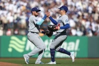 引退を表明したロハス（左）とFAのキケ・ヘルナンデス（右）。(C)Getty Images