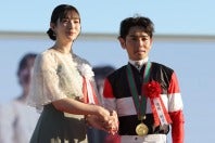秋華賞のプレゼンターを務めた女優の足立梨花さん。勝利騎手の戸崎圭太を祝福した。写真：産経新聞社