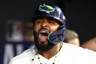 アロザレーナに腕組ポーズを見せたカミネロ。(C)Getty Images