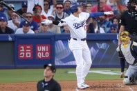 今シーズン最後の試合で本塁打を確信するドジャースの大谷。(C)Getty Images