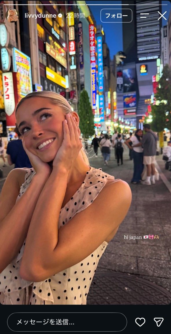 新宿・歌舞伎町での写真を公開したスキーンズの恋人、オリビア・ダンさん。写真はスクリーンショット（@livvydunne）