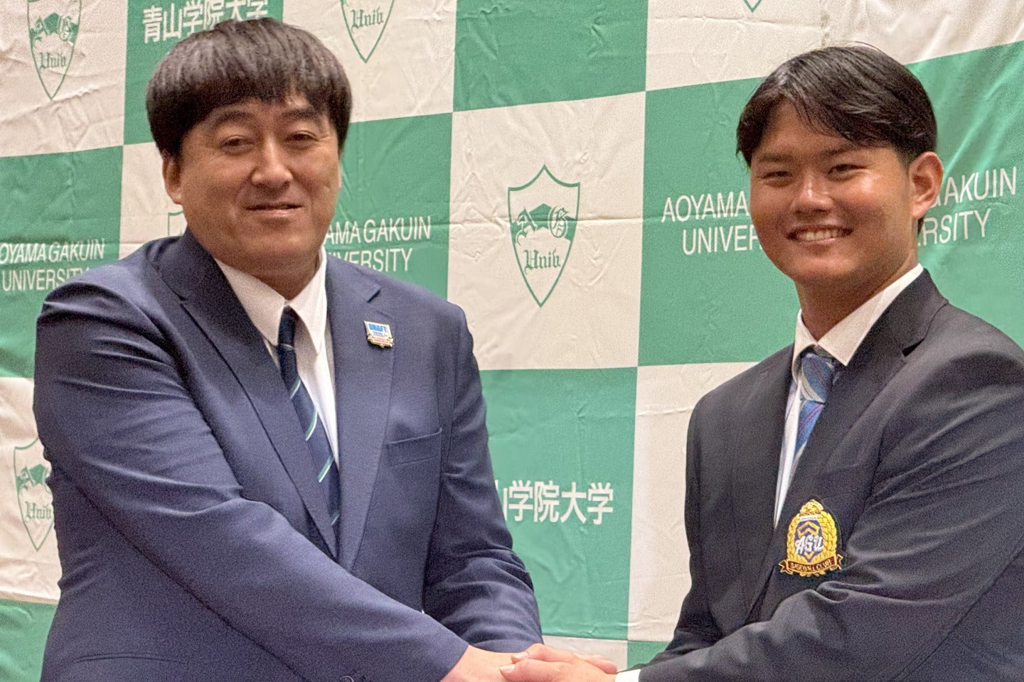抽選を引き当てた石井ＧＭと握手を交わす渡部　撮影：加賀一輝