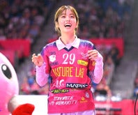 SVリーグ開幕戦で始球式を務めた女優の小芝風花さん。写真：金子拓弥（THE DIGEST写真部）