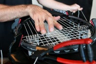 パワーを補うためのストリング選びでは、ボールの飛びだけでなく、操作性や耐久性とのバランスも考慮したいところだ（※写真はイメージ）。（C）Getty Images